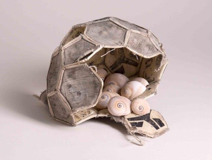 דימוי מתוך ספר אמן של ניבי אלרואי והילה עמרם  דימוי מתוך ספר אמן של ניבי אלרואי והילה עמרם