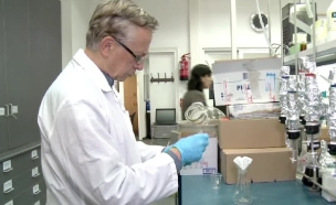 האם כיסוי הסמארטפון מסוכן? (צילום: מתוך חי בלילה, קשת)