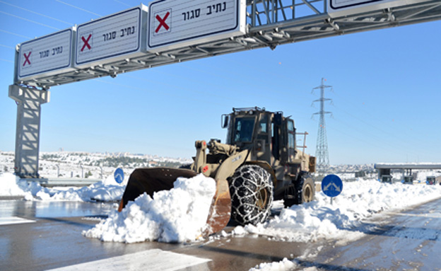 אנשים מתרגשים משלג, לא מפיגועים (צילום: פלאש 90)