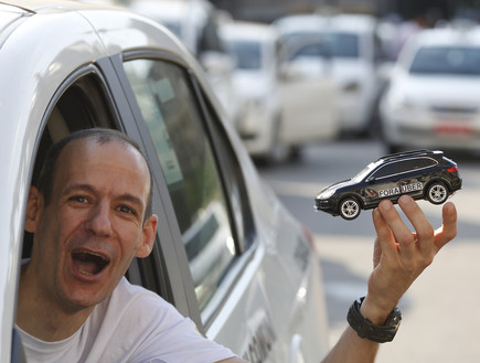 נהג מונית מחזיר מכונית במהלך מחאה נגד אובר בסאו פאולו, ברזיל (צילום: Sakchai Lalit | AP)