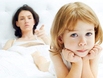 אמא כועסת על ילדה  (צילום: Shutterstock)