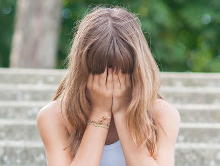 נערה עצובה (צילום: Shutterstock)