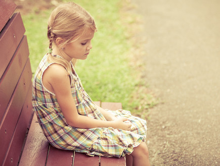ילדה עצובה (צילום: Shutterstock)