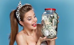 אישה מסתכלת על צנצנת של כסף (אילוסטרציה: Shutterstock)