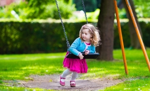 ילדה על נדנדה (צילום: Shutterstock)