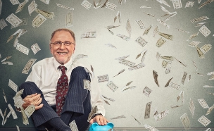 גבר יושב ליד קופת חיסכון תחת גשם של כסף (אילוסטרציה: Shutterstock)