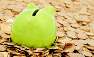קופת חיסכון על מטבעות כסף (אילוסטרציה: Shutterstock)