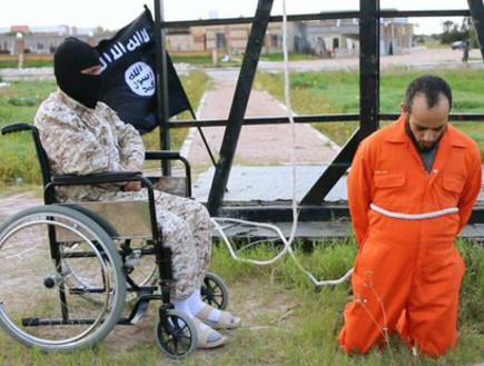 מוציא להורג של דאעש על כיסא גלגלים (צילום: טוויטר)