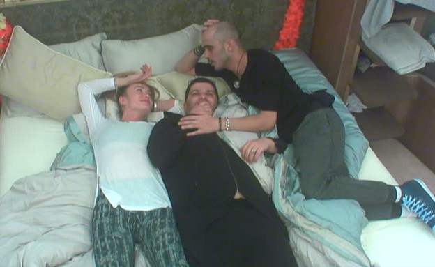 ברק, דודו וקסניה בחדר השינה  (צילום: מתוך האח הגדול 7, שידורי קשת)