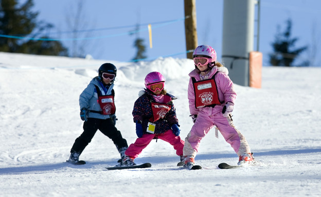 ילדים עושים סקי (צילום: Robert Giroux, GettyImages IL)