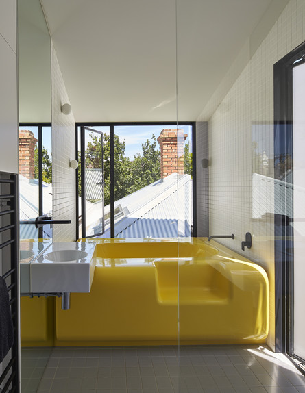 אמבטיה צהובה גובה (צילום: Peter Bennetts)