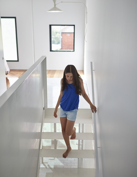 ילדה במדרגות גובה (צילום: Peter Bennetts)