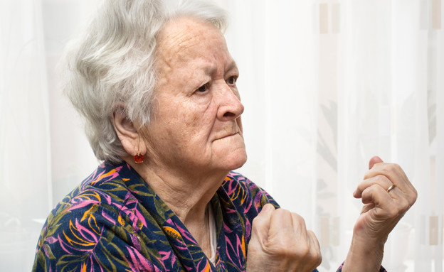 אישה מבוגרת כועסת (צילום: ShutterStock)