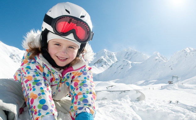 ילדה משחקת בשלג (צילום: gorillaimages, Shutterstock)