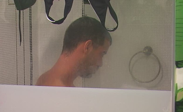 עמרי מתקלח  (צילום: מתוך האח הגדול 7, שידורי קשת)