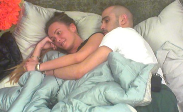 ברק וקסניה מחובקים במיטה (צילום: מתוך האח הגדול 7, שידורי קשת)