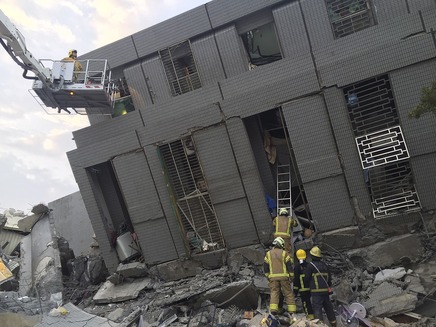 בניין מגורים שקרס ברעידת אדמה בטייוואן (צילום: רויטרס)