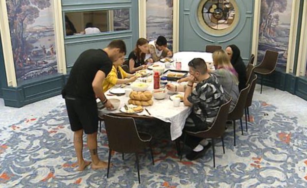 הדיירים מתיישבים לארוחת שבת (צילום: מתוך האח הגדול 7, שידורי קשת)