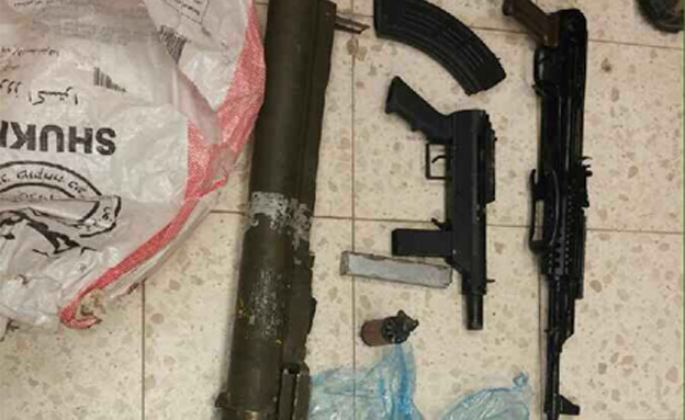 הנשקים שהוסלקו במשאית (צילום: דוברות המשטרה)