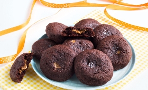 עוגיות שוקולד ממולאות לוטוס  (צילום: אולגה טוכשר, אוכל טוב)