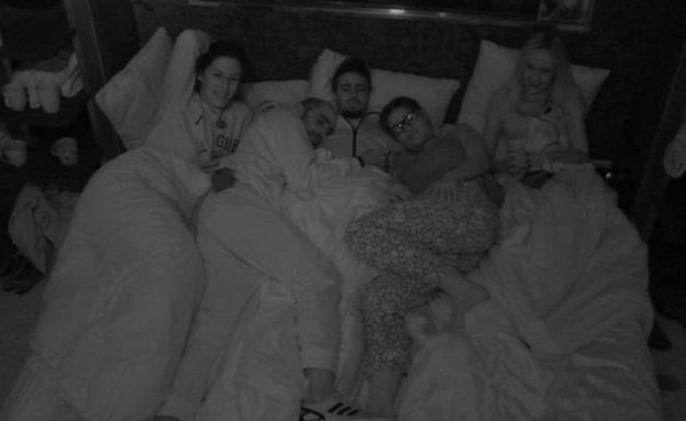 רינת, שי, מייקל, ברק ואסתי במיטה (צילום: מתוך האח הגדול 7, שידורי קשת)