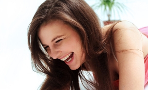 אישה צוחקת  (צילום: Shutterstock/puhhha)