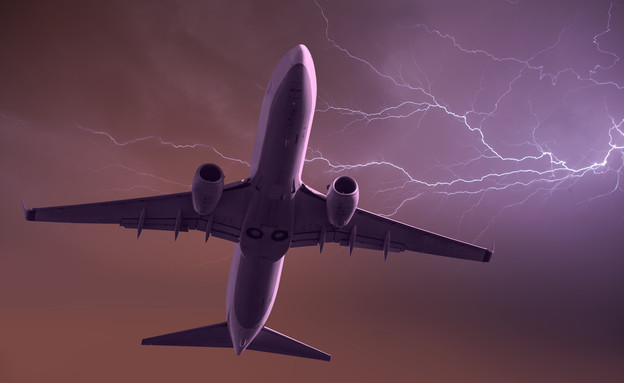 ברק פוגע במטוס (צילום: muratart, Shutterstock)