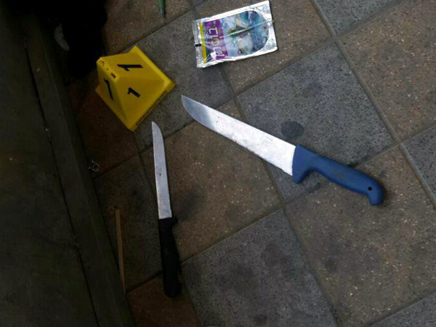 הסכינים שבהם השתמשו המחבלות (צילום: דוברות משטרת ישראל)