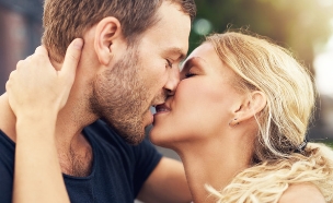 זוג באמצע נשיקה (צילום: Shutterstock/Uber Images)