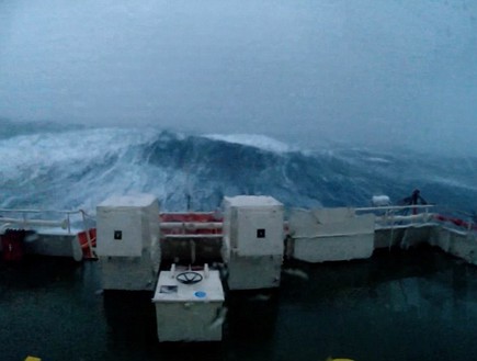 אוניה בסערה (צילום: ניוזפלר)
