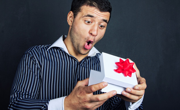 גבר מקבל מתנה (צילום: Shutterstock)