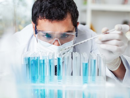 מדען בודק מבחנות (אילוסטרציה: Shutterstock)