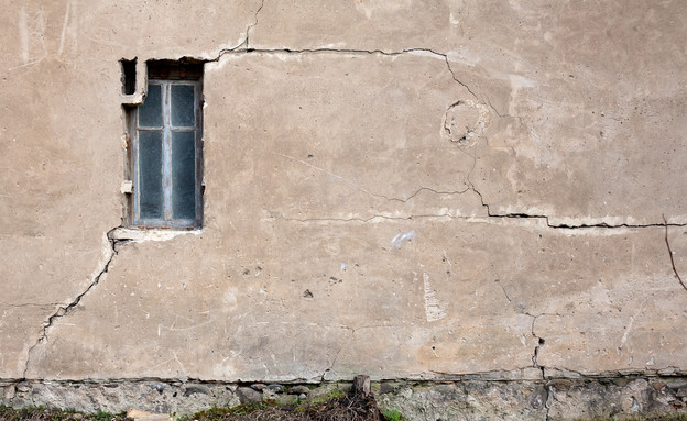 חלון עם סדקים (צילום: Taigi, Shutterstock)