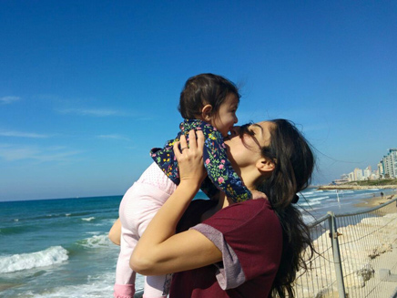 לילך עם בתה בחוף הים של תל אביב (צילום: ללא קרדיט)