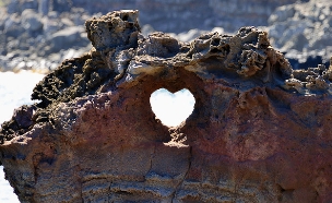 לב באבן (צילום: Photonomus, Flickr / CC BY-NC-ND 2.0)