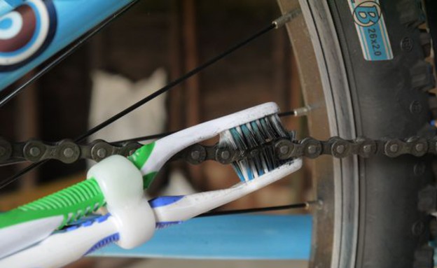לנקות את שרשרת האופניים (צילום: מתוך הפינטרסט של InstaMorph Team)