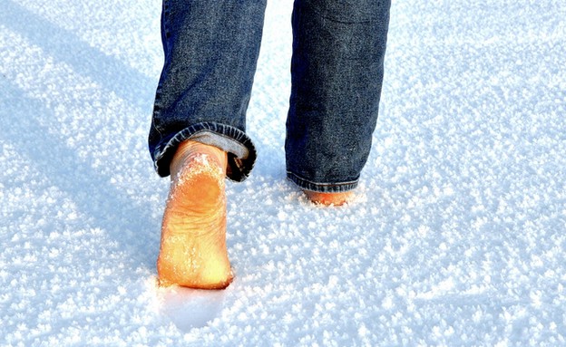 גבר הולף יחף בשלג (צילום: Shutterstock)