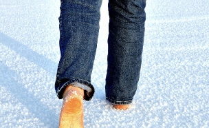 גבר הולף יחף בשלג (צילום: Shutterstock)