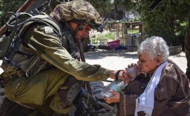 חייל משקה אישה מבוגרת (צילום: צילום מסך מתוך www.israelvideonetwork.com)
