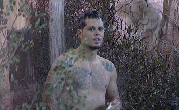שי חי מתקלח בחצר (צילום: מתוך האח הגדול 7, שידורי קשת)