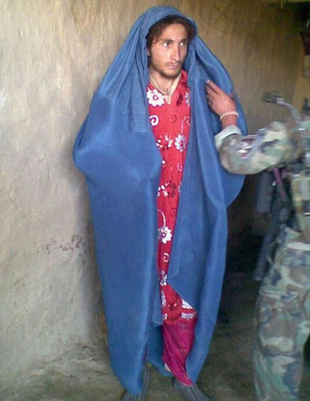 לוחמי דאעש בבגדי נשים (צילום: צבא עיראק)