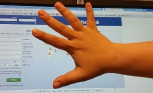 יד על חשבון פייסבוק (צילום: mako)