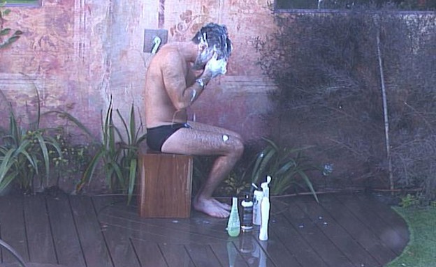איציק מתקלח בחצר (צילום: מתוך האח הגדול 7, שידורי קשת)