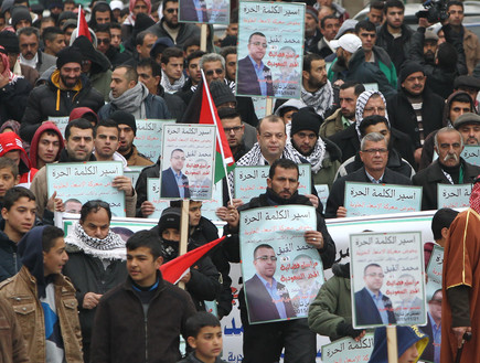 פלסטינים מפגינים בדורא ותומכים בשביתת הרעב של אלקיק, 29.1.16 (צילום: אימג'בנק/AFP)