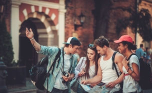 קבוצת צעירים מטיילת בחו"ל עם מפה ומצלמה (צילום: Nejron Photo, Shutterstock)