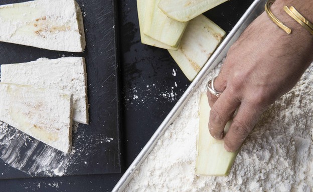 פרוסות חציל בקמח. כאן הסוד פרוסות חציל בקמח. כאן הסוד