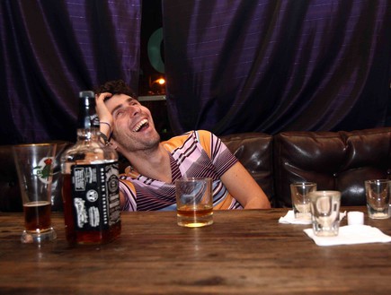 גבר שיכור בבר (צילום: עודד קרני)