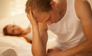 גבר עצוב במיטה (צילום: Photographee.eu, Shutterstock)