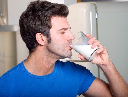 איש שותה חלב (צילום: Ambrophoto, Shutterstock)