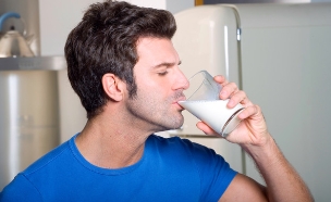 איש שותה חלב (צילום: Ambrophoto, Shutterstock)